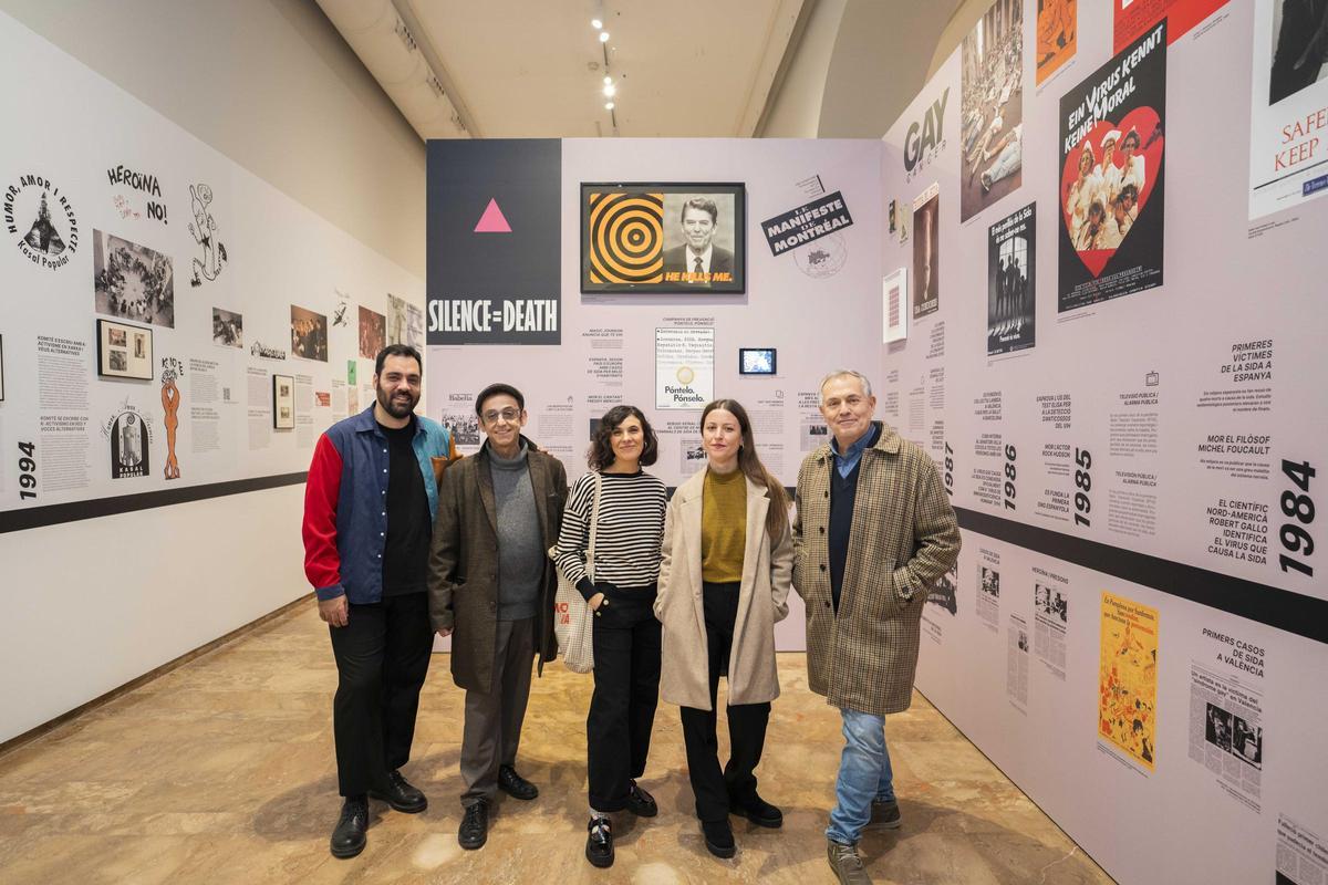 Los comisarios de la exposición 'The Show Must Go On' el jueves en La Nau.