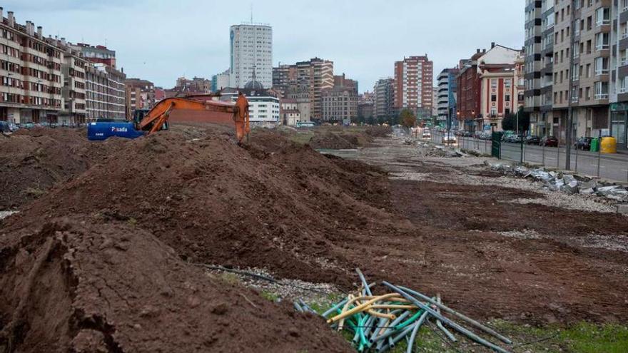 Un solar camino de ser una zona verde. El debate sobre el plan de vías coincide con las obras -en la imagen- para adecurar el terreno liberado de las vías como zona verde con áreas de paso para peatones.