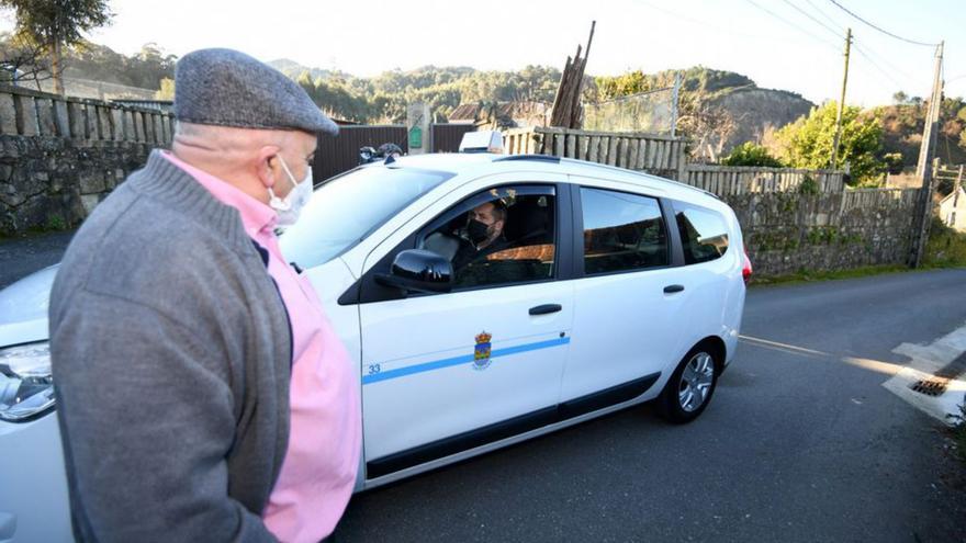 Un taxi recoge a un usuario.