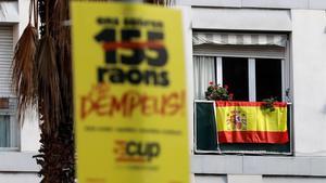  Banderas y carteles electorales se mezclan en Barcelona.