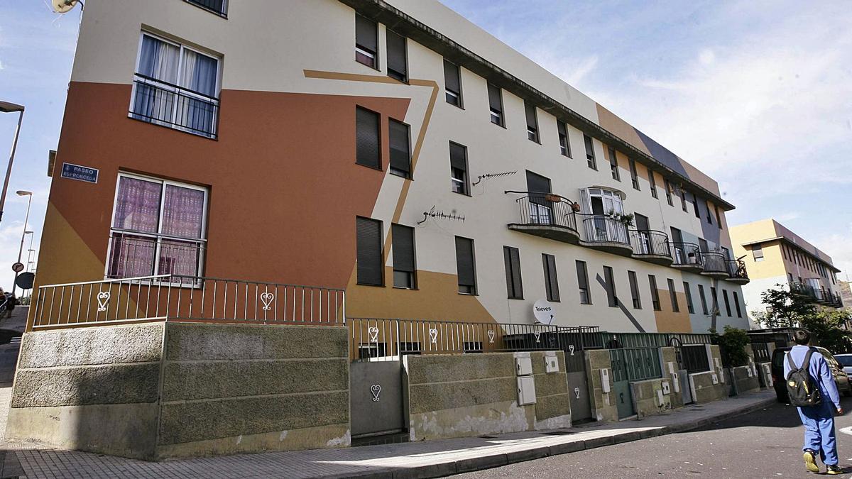 Un hombre pasa ante un edificio de viviendas de Santa Cruz de Tenerife.