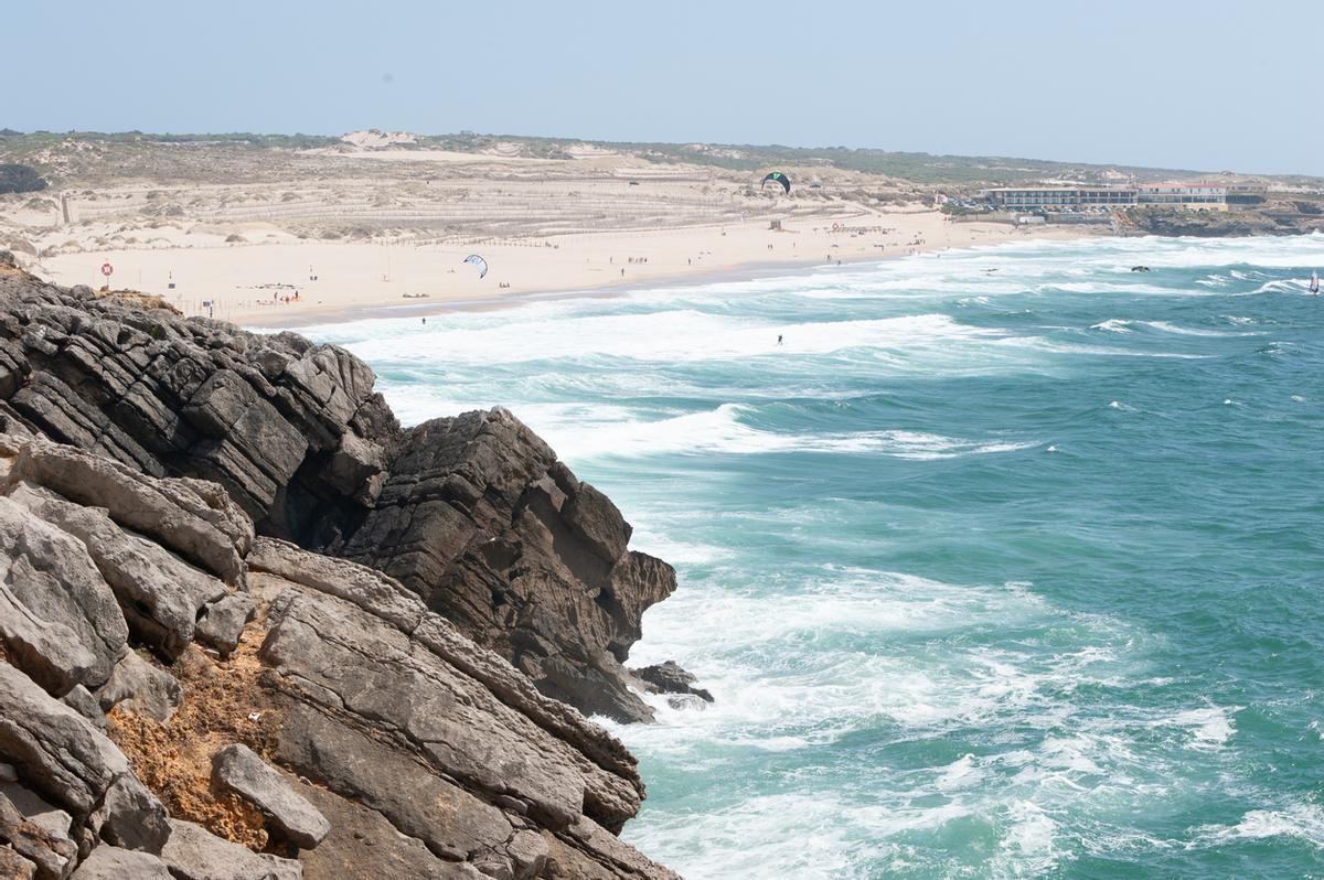 Con casi un kilómeetro de longitud, es una playa completamente abierta al Atlántico.