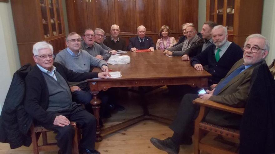 Bernabeu, segundo por la izquierda, en la junta de la Assemblea de Cronistes del Regne de València