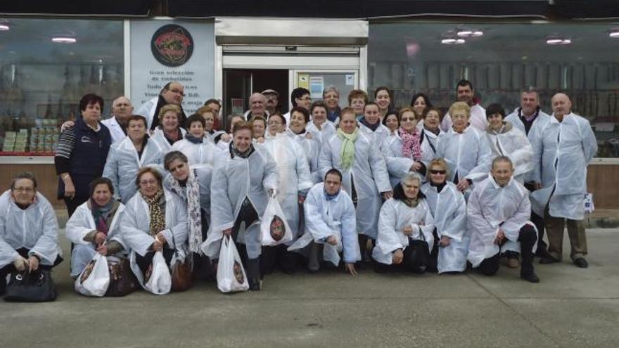 Los participantes en la actividad posan en la foto de familia tras la visita a la fábrica toresana.