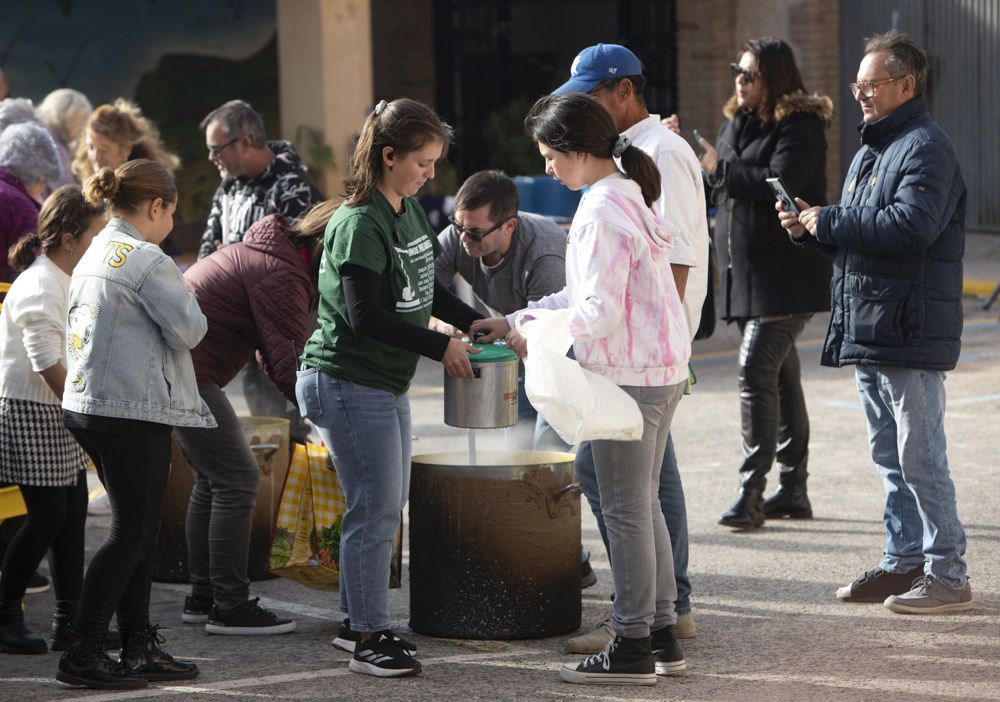 Reparto de Calderas en Albalat dels Tarongers el Día de la Purísima