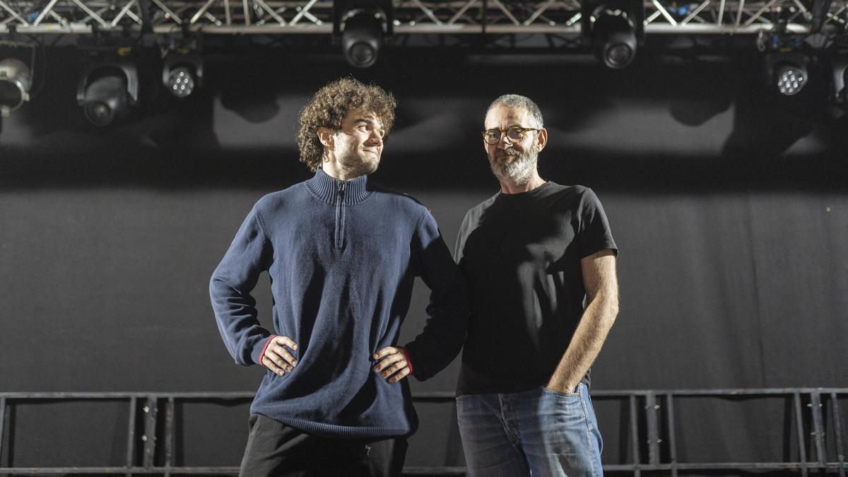 Roc, alumno del ITAEB, mira a Jaume, su tutor de prácticas, este viernes en Razzmatazz, donde Jaume trabaja y Roc hace las prácticas.