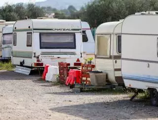Las caravanas abandonan sa Joveria: «Nadie vive aquí por gusto»