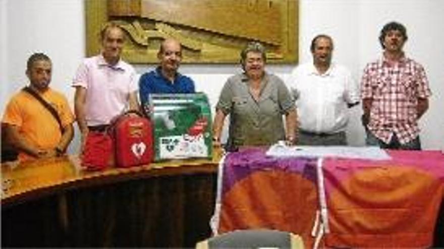 Moment de la presentació, ahir, dels nous desfibril·ladors de Tossa.