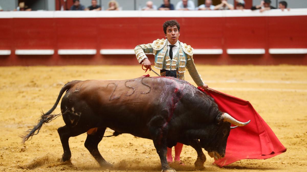 El mexicano Leo Valadez se enfrenta a uno de sus dos toros este domingo, en San Sebastián.