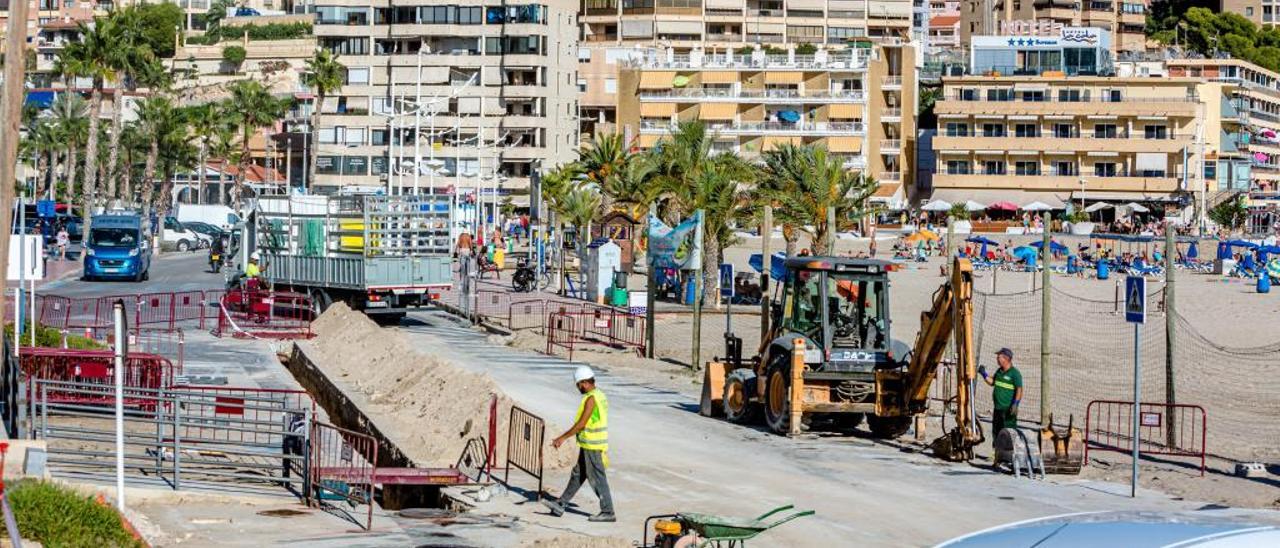 Las obras para construir el nuevo paseo en la Cala de La Vila.