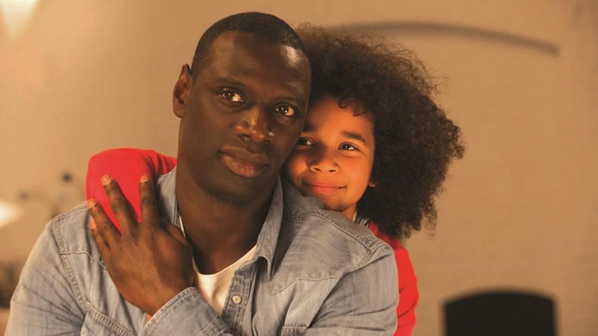 Omar Sy, junto a la pequeña protagonista de 'Mañana empieza todo'.