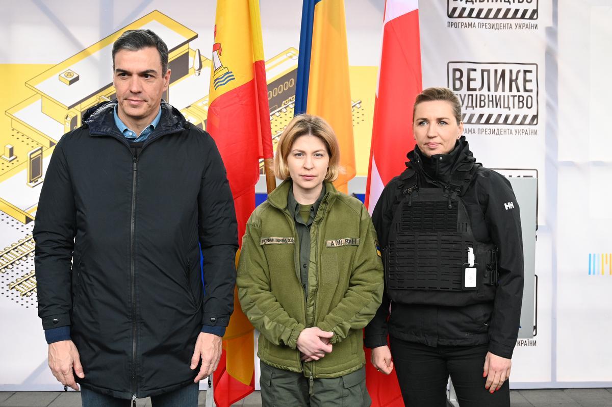 El presidente del Gobierno, Pedro Sánchez y la primera ministra de Dinamarca, Mette Frederiksen (d), posan a su llegada a Kiev para reunirse con el presidente de Ucrania, a 21 de abril de 2022, en Kiev (Ucrania).