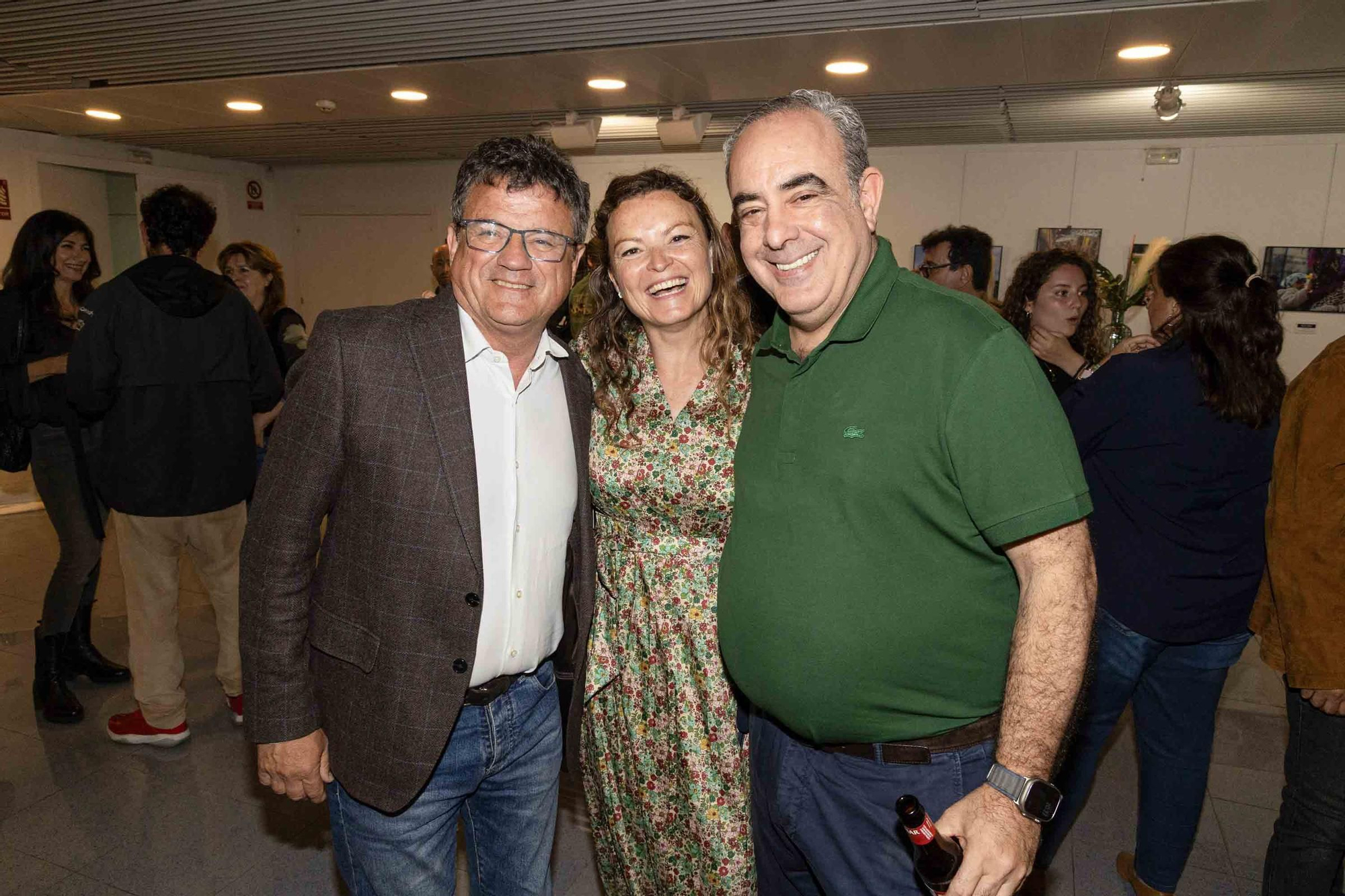 lleno total en la inauguración de INFotoperiodistas 2024,. un año de fotografía de prensa en Alicante