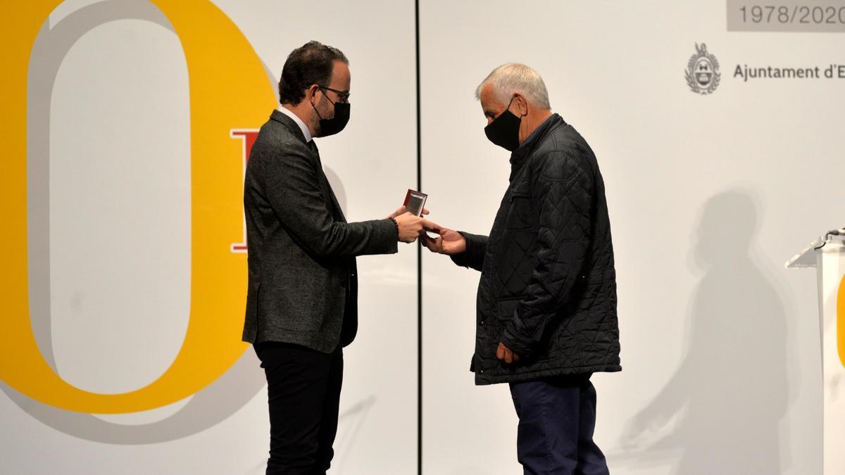 El concejal Héctor Díez entregándole la medalla de plata a Antonio García Magallón en representación de los palmereros