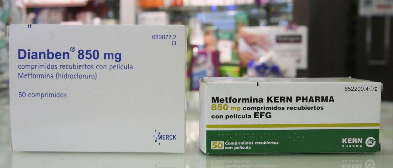 Presentaciones de metformina en una farmacia.