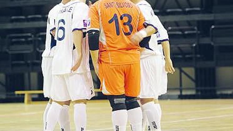 Los jugadores hablan durante el partido ante el RAM en la primera vuelta.