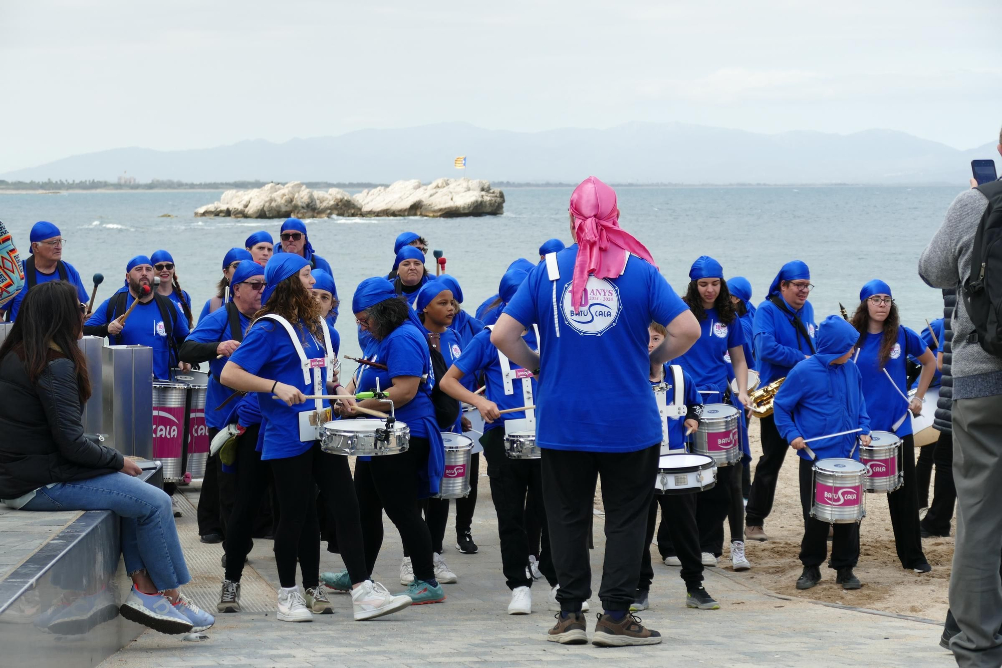 La Batuscala celebra 10 anys desembarcant a la platja de les Barques de l'Escala