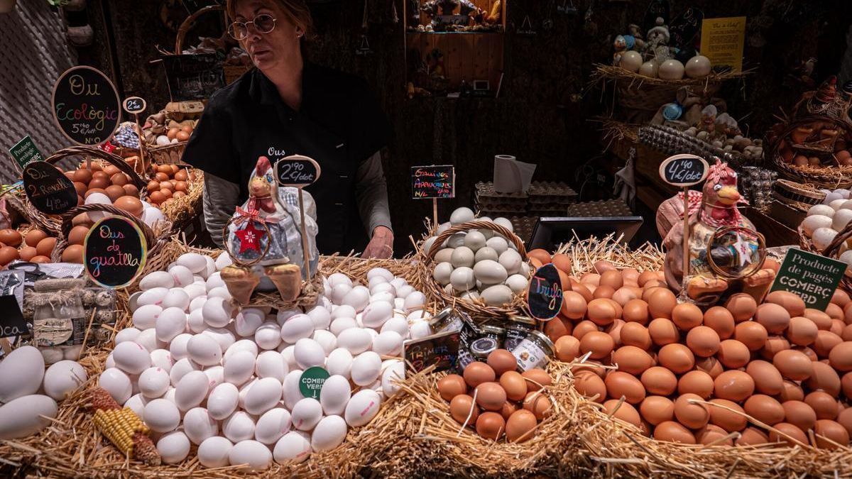 Huevos en un puesto del mercado municipal de El Ninot, en Barcelona
