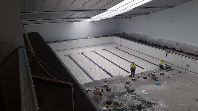 Los trabajos en el interior del vaso de la piscina de Bueu, de 25 metros de longitud.