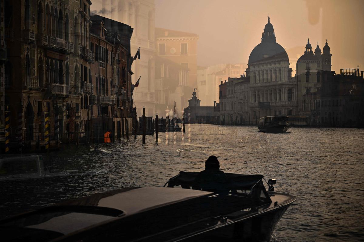 Trajes tradicionales desfilan durante el carnaval de Venecia