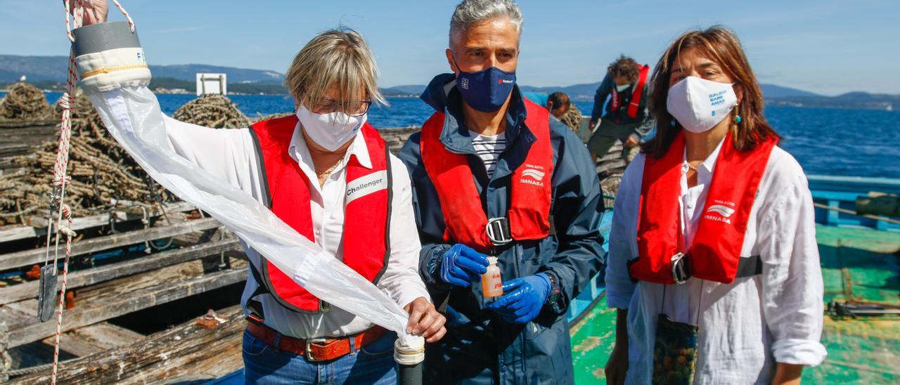 La conselleira y la directora del Intecmar en una jornada de recogida de muestras en batea para evaluar el avance de biotoxinas. |   //  ABELLA