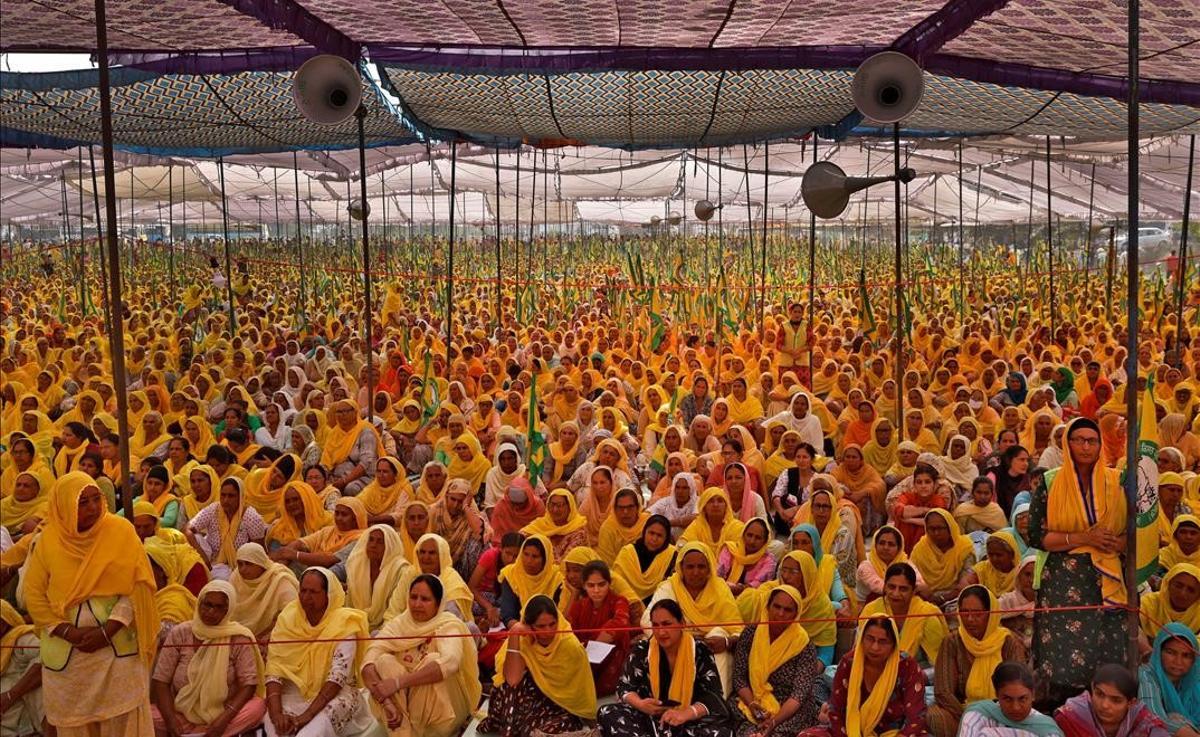 Mujeres campesinas participan en una protesta en el Día Internacional de la Mujer en Bahadurgar, India.