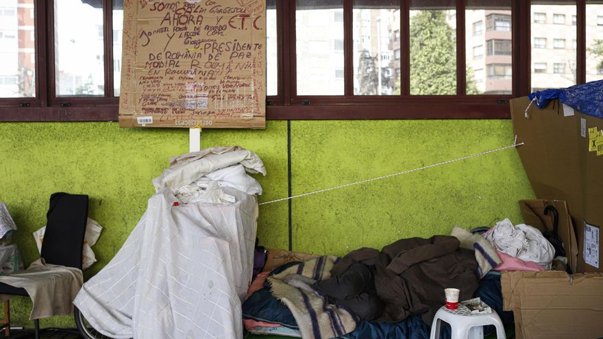 Personas sin hogar duermen en la sala de espera del hospital ante una situación límite