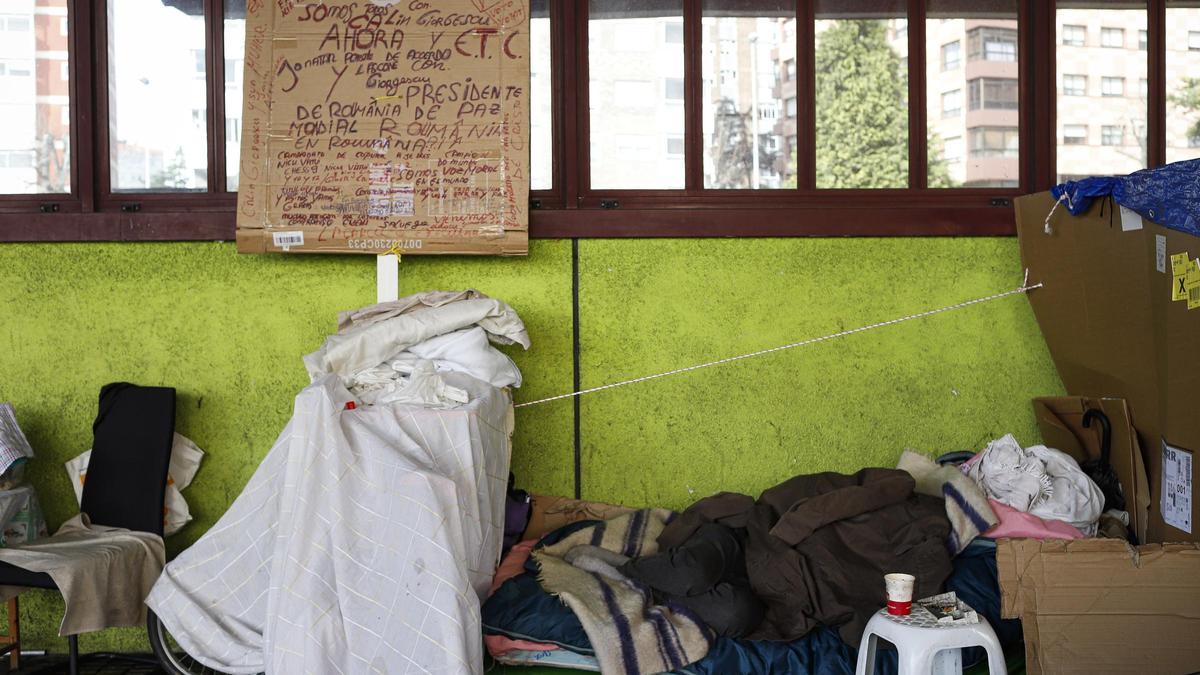 Pertenecias de una persona sin hogar, en la calle, en una imagen de archivo.