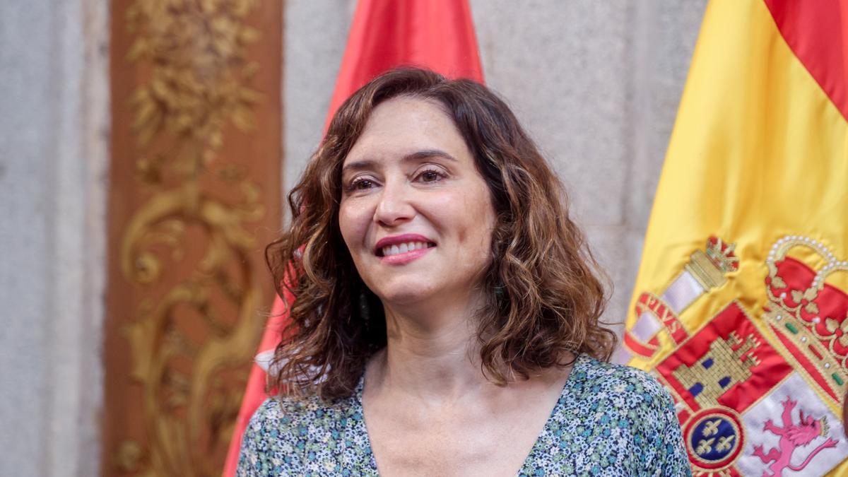 La presidenta de la Comunidad de Madrid, Isabel Díaz Ayuso, durante el acto de entrega de las Palomas de Bronce-Bomberos de Madrid, a 15 de agosto de 2023, en Madrid (España).