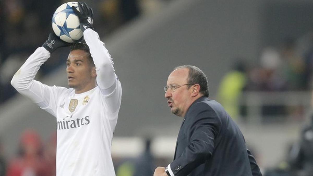 Benítez hace indicaciones a Danilo durante el Shakhtar-Madrid