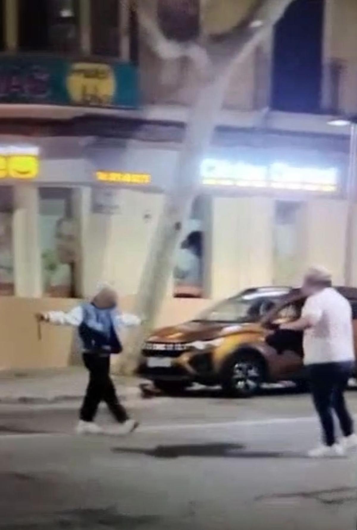 El hombre, cuando amenazaba a un viandante con un cuchillo.