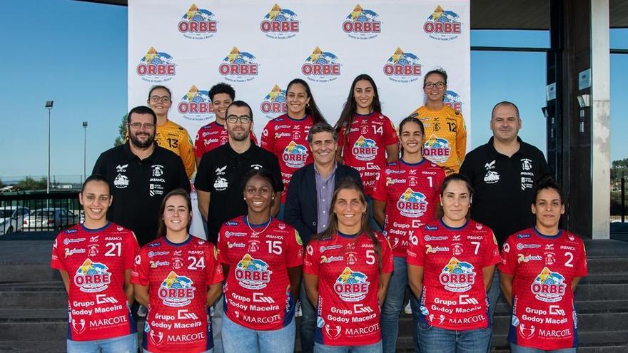 Técnicos, directivos y jugadoras, en su visita a Conservas Orbe.