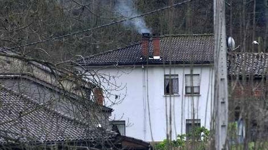 Humo en una chimenea en Espinedo.