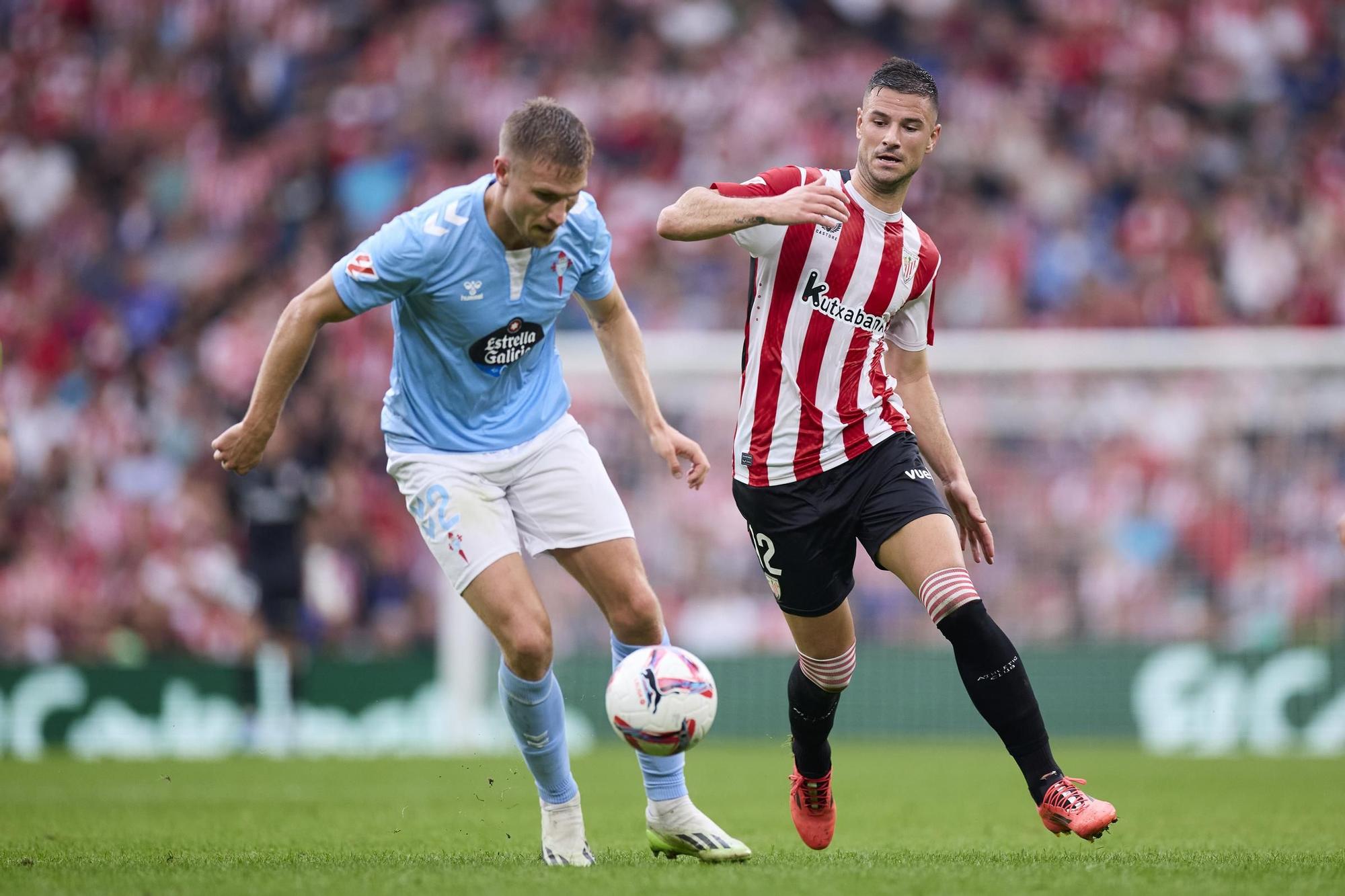 Carl Starfelt of RC Celta de Vigo competes for the ball with Gorka Guruzeta of Athletic Club during the LaLiga EA Sports match between Athletic Club and RC Celta de Vigo at San Mames on September 22, 2024, in Bilbao, Spain. AFP7 22/09/2024 ONLY FOR USE IN SPAIN / Ricardo Larreina / AFP7 / Europa Press;2024;SPAIN;Soccer;Sport;ZSOCCER;ZSPORT;Athletic Club de Bilbao v RC Celta de Vigo- La Liga EA Sports;