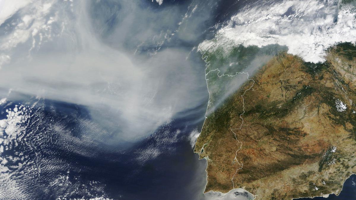 Una imagen satelital  de la NASA muestra el humo de los incendios forestales canadienses que llegan a Europa Occidental