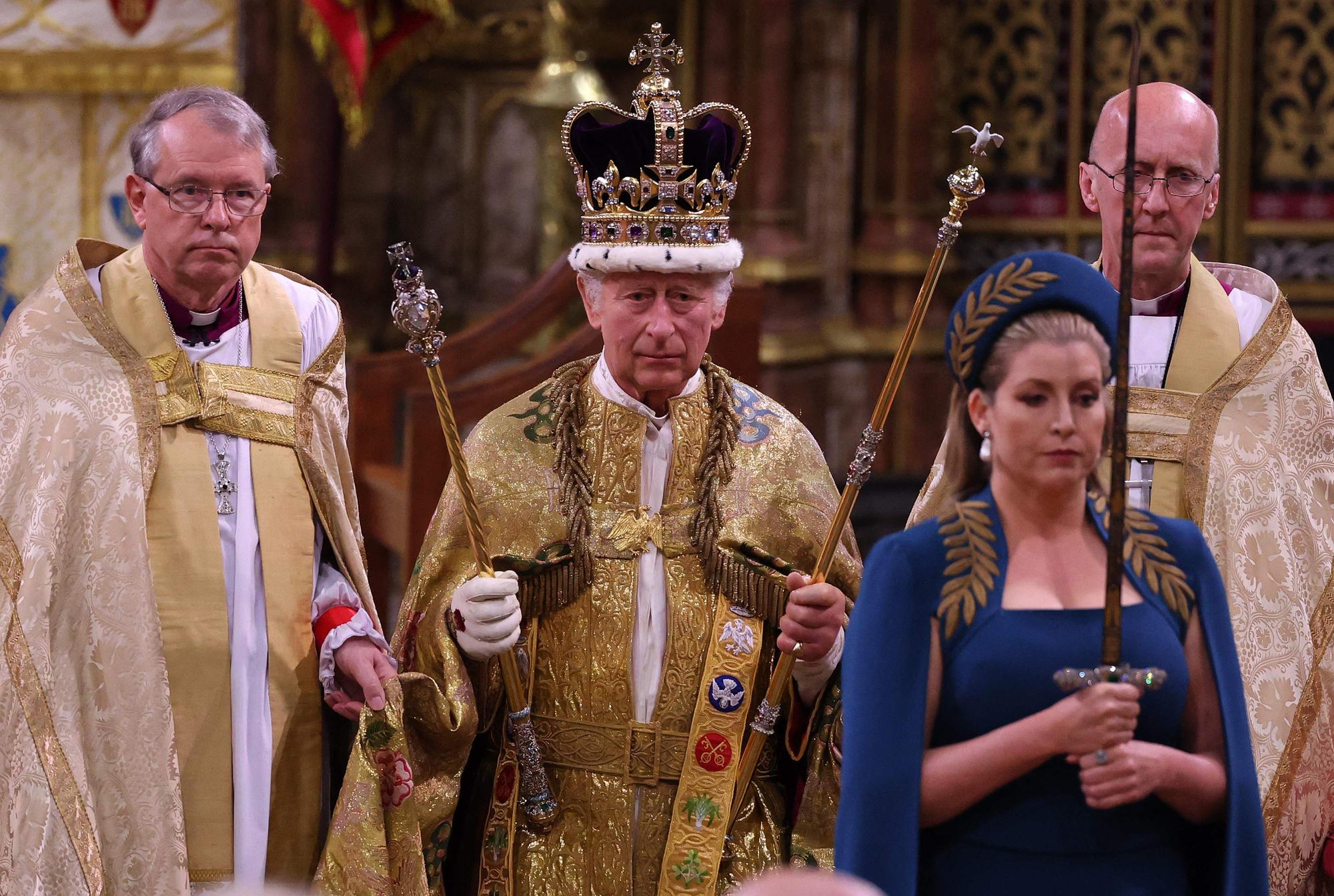 El rey Carlos III de Gran Bretaña camina con la corona de San Eduardo