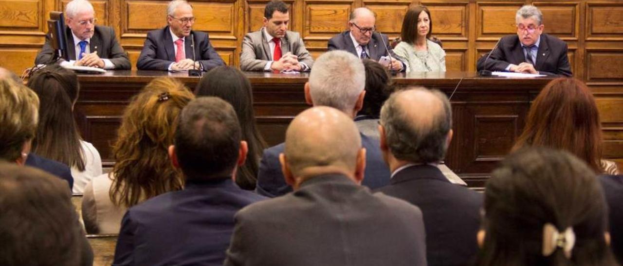 Asistentes al acto, ayer, en el edificio histórico.