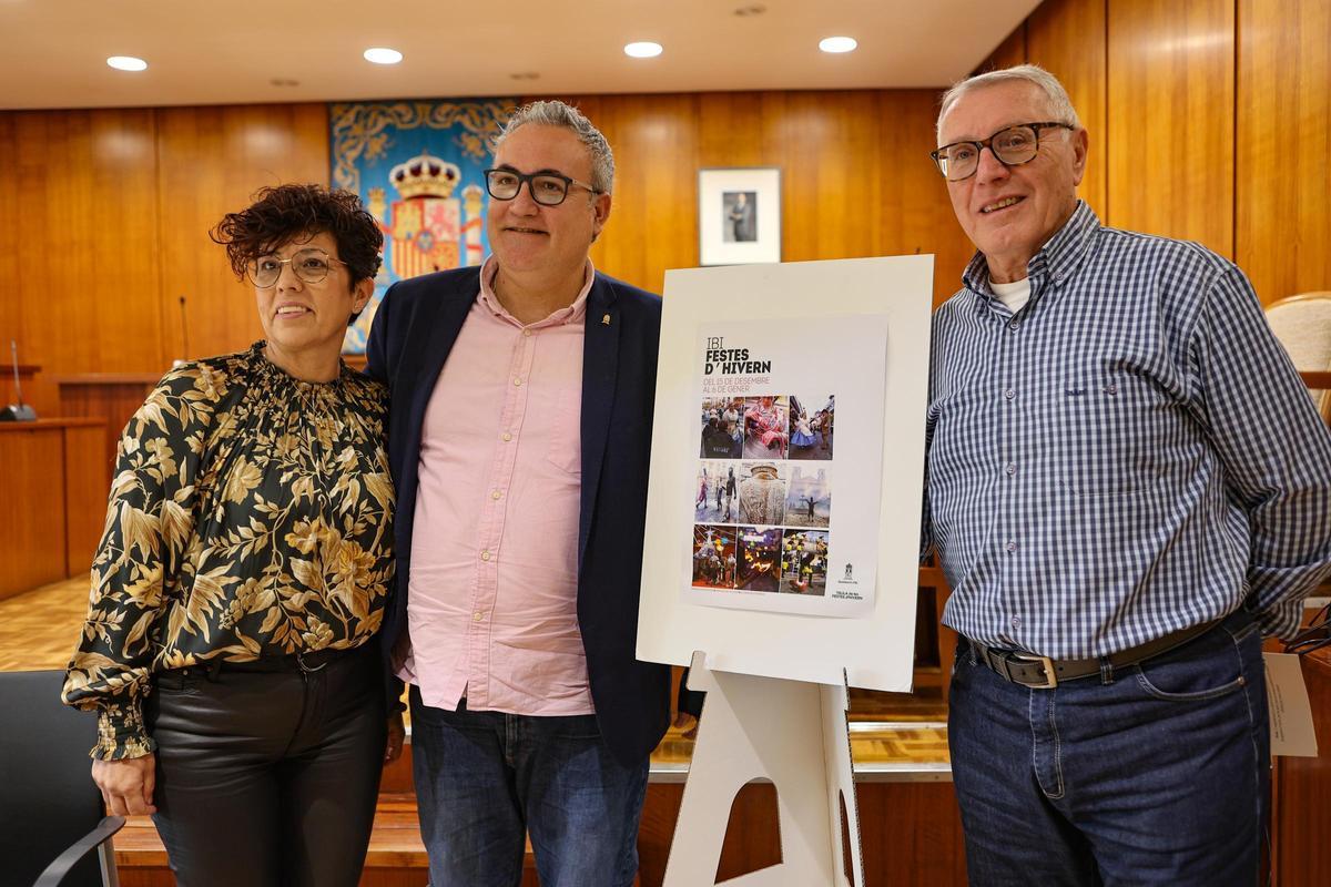 Joan Josep Sarrió junto al alcalde y la concejal de Servicios Sociales de Ibi, el pasado diciembre.