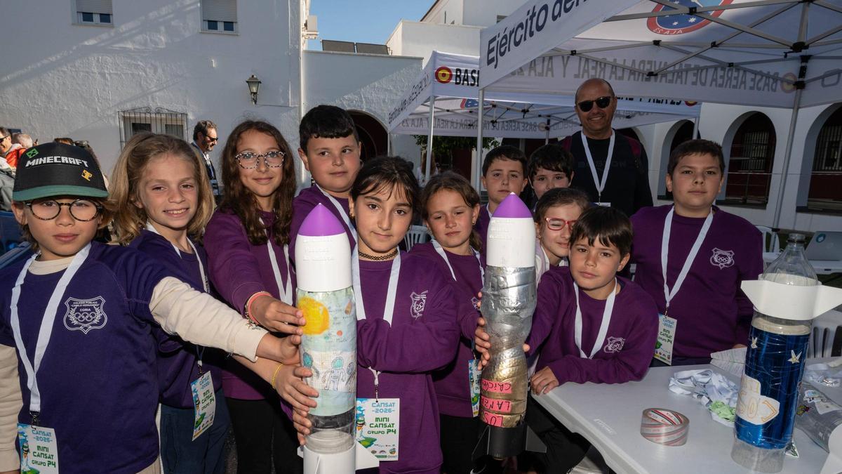 Vídeo | Dos cohetes y 400 escolares convierten la base de Talavera la Real en un gran aula aeroespacial
