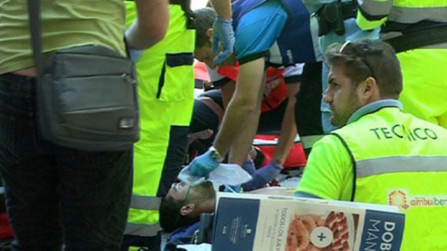 Las asistencias sanitarias atienden, ayer, al herido por arma blanca en la plaza de España.