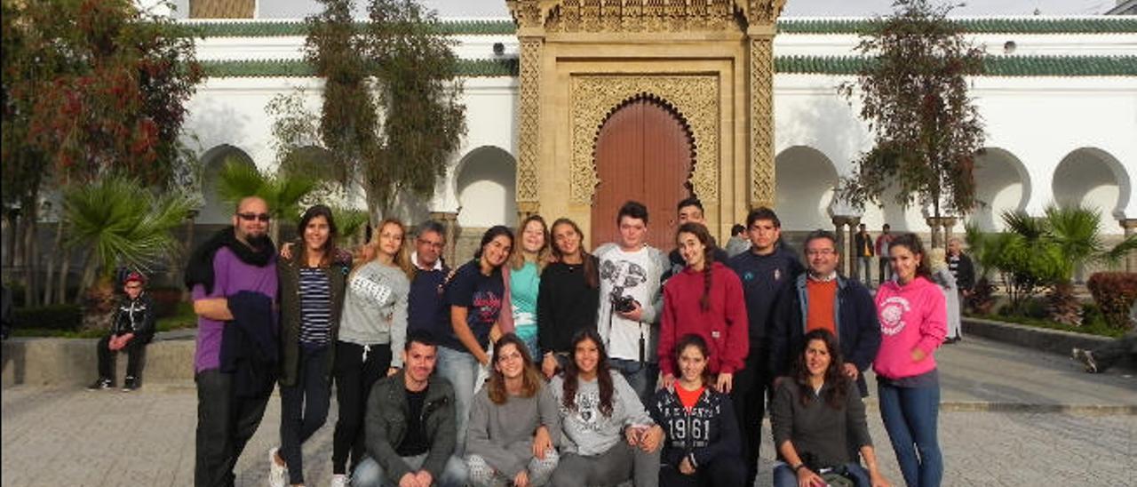 En Tánger, posan frente a la mezquita Eloy Sánchez, Gloria Macías, Dunia Ramírez, Antonio Rivero, Lola Pérez, Esther Romero, Estela Rodríguez, Borja Luján, Pablo Ronda, Raquel Santana, Juan Francisco Pérez, José Antonio Carrasco, Ana de León. Los agachados son Emilio López, Araceli Massieu, Eva Ruiz, Gracia Flores y Cristina Romero