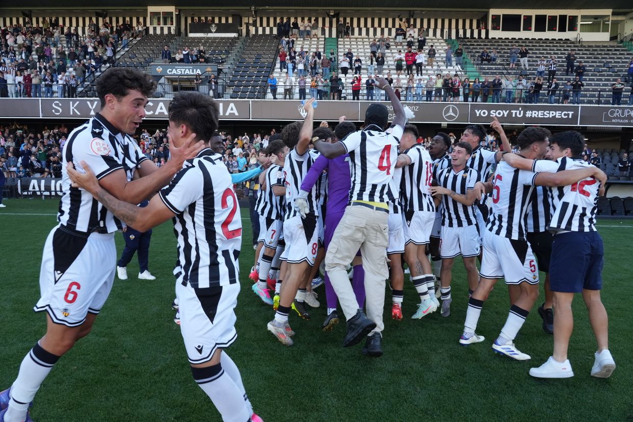 ¡Las mejores imágenes de la celebración del ascenso a Segunda Federación del Castellón B!