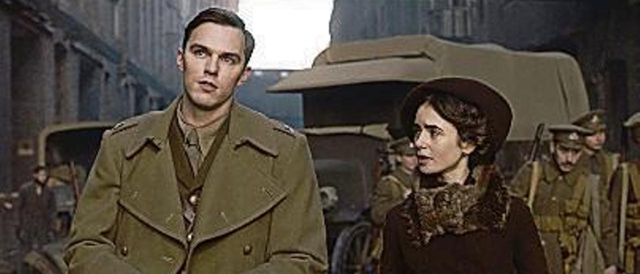 Nicholas Hoult y Lily Collins, en dos fotogramas de la película.
