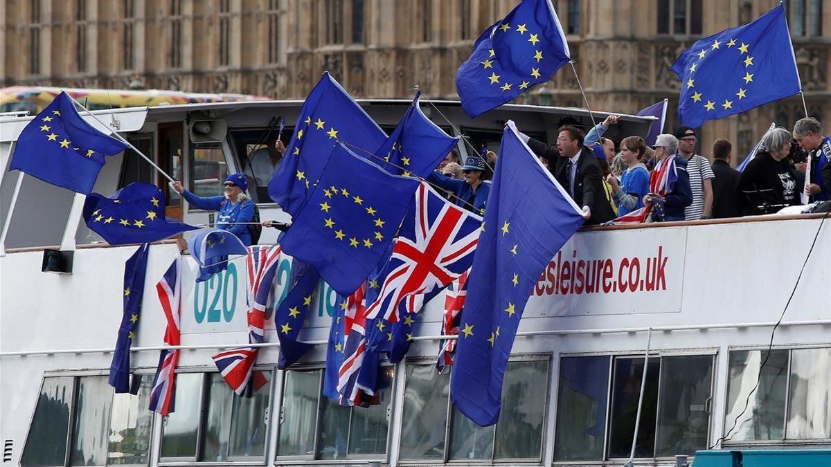 Manifestantes 'antibrexit' con banderas de la UE en un trayecto por el Támesis, en Londres, el 19 de agosto.