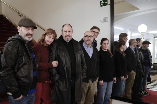 De izquierda a derecha, Josep Julien, Rosa Renom, Josep Maria Pou, Josep Maria Mestres, Pep Pla y Mireia Illamola, casi todo el equipo de &#039;El pare&#039;, en el Romea de Barcelona