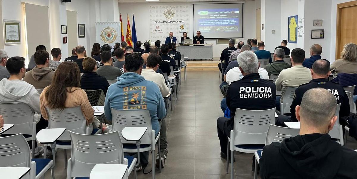 Un centenar de agentes de policía locales de la Comunitat, Cataluña y Aragón ha participado en el taller sobre medio ambiente y bienestar animal.