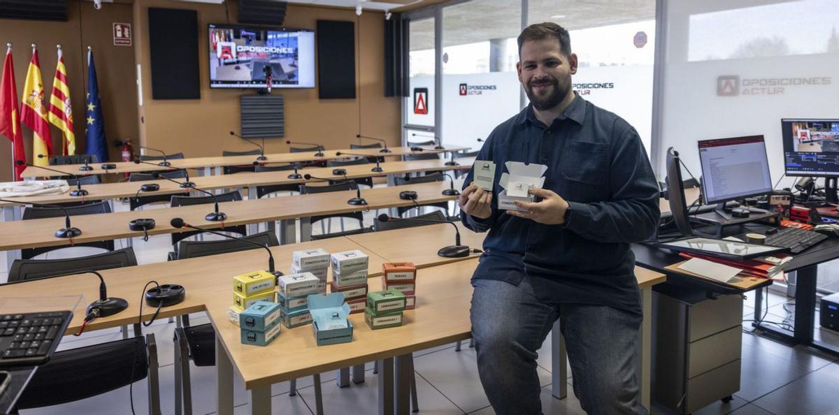 El juego de cartas de ‘La fábrica de funcionarios’ permite facilitar el estudio de la legislación. | MIGUEL ÁNGEL GRACIA