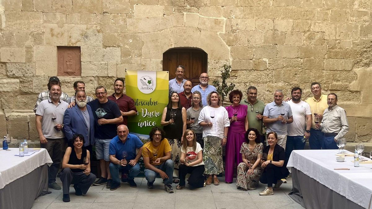 Los catadores posan tras la calificación de la añada de 2024 en la Denominación de Origen Arribes