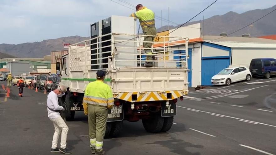 Retirada de enseres en el barrio de La Laguna ante el avance de la colada del volcán de La Palma