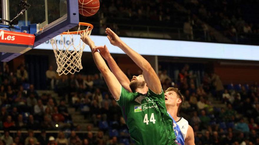 Dejan Musli, que ha bajado su nivel en los últimos partidos, trata de anotar ante Obradoiro.